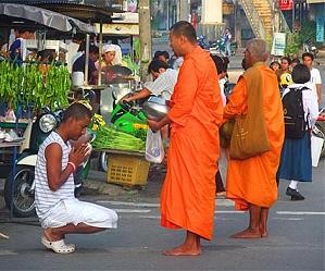 Phật tử Thái Lan thành kính cúng dường chư Tăng